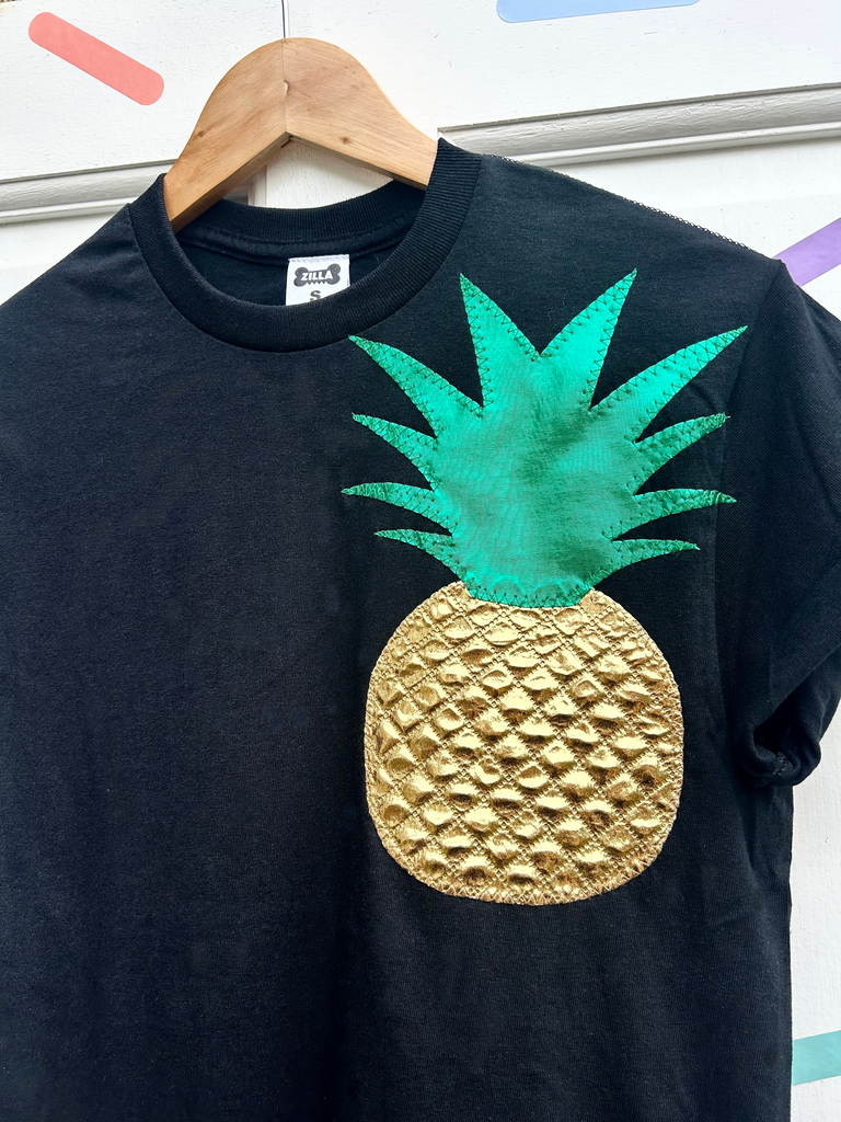 Totally tropical Tee - Unisex fit with left chest - black / gold / green